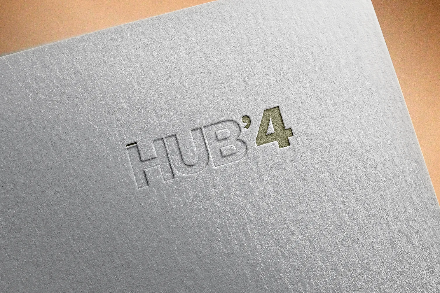 Logotipo HUB4 aplicado em relevo no papel